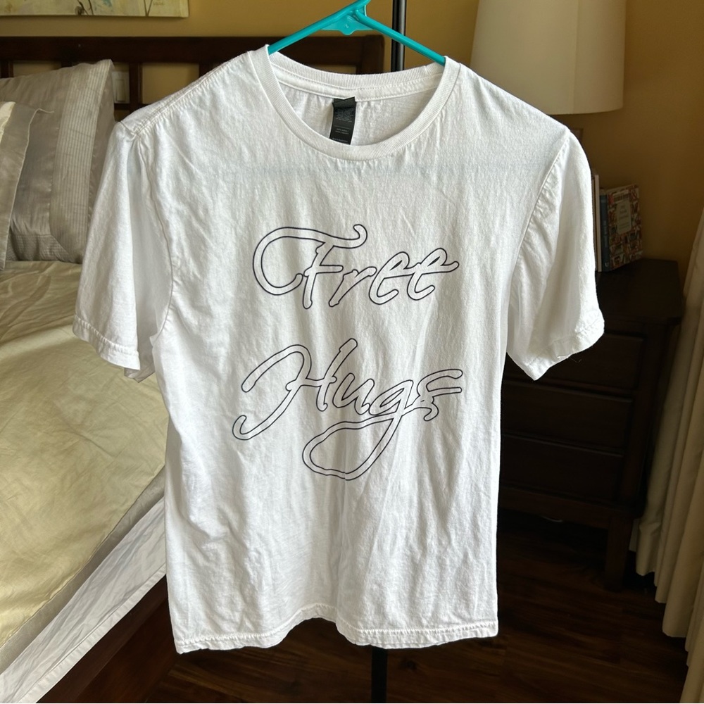 7/$20 Gildan Free Hugs t shirt size small